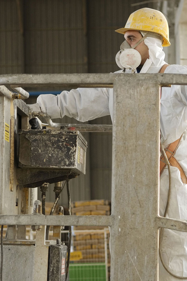 Pole AMI - CALCIA - Nettoyage industriel - Un homme en combinais